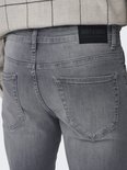 Achterkant van een grijze spijkerbroek met merklabel 'ONLY & SONS'.