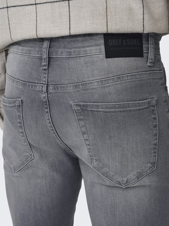 Achterkant van een grijze spijkerbroek met merklabel 'ONLY & SONS'.
