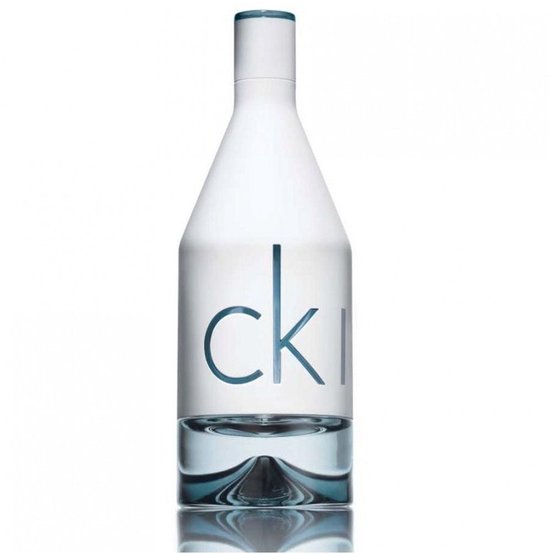 Witte Calvin Klein In2U Him fles met blauwe letters en een heldere dop.