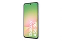 Schuine weergave van de voorkant van de lichtgroene Samsung Galaxy A56 5G met het scherm aan.