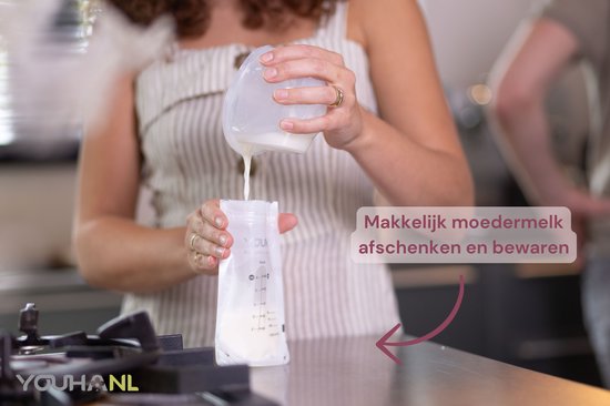 Vrouw schenkt moedermelk uit een bewaarbeker in een Youha moedermelk bewaarzakje.
