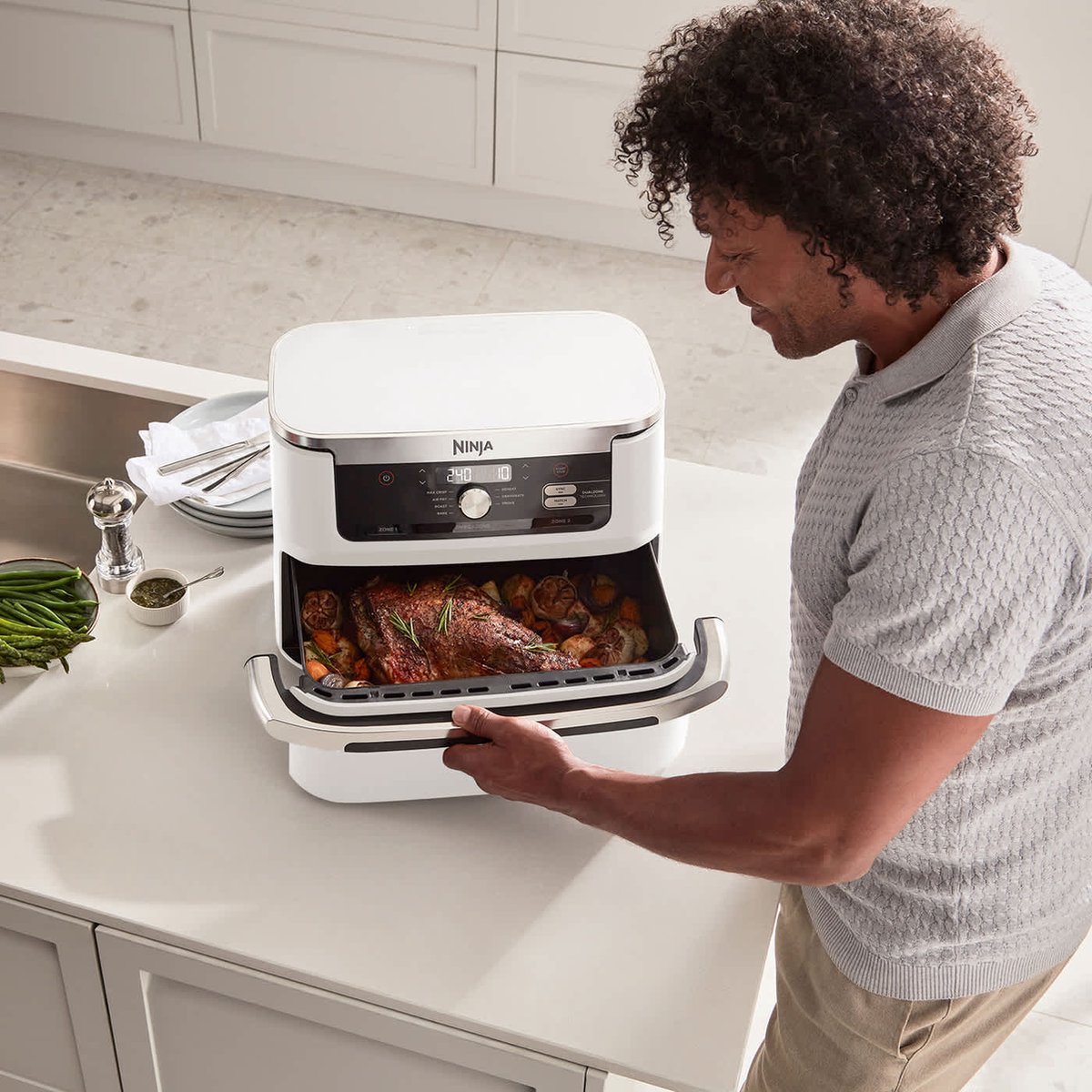 Afbeelding 2 van Ninja Foodi AF500EUWH Mega Dubbele Airfryer XXL - 10.4 Liter - Twee Kookvakken of Één MegaZone - Heteluchtfriteuse - Wit