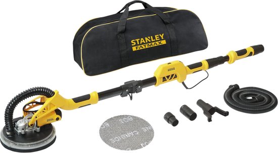 Gele Stanley Fatmax schuurmachine met toebehoren: tas, schijven en slangen op witte achtergrond.