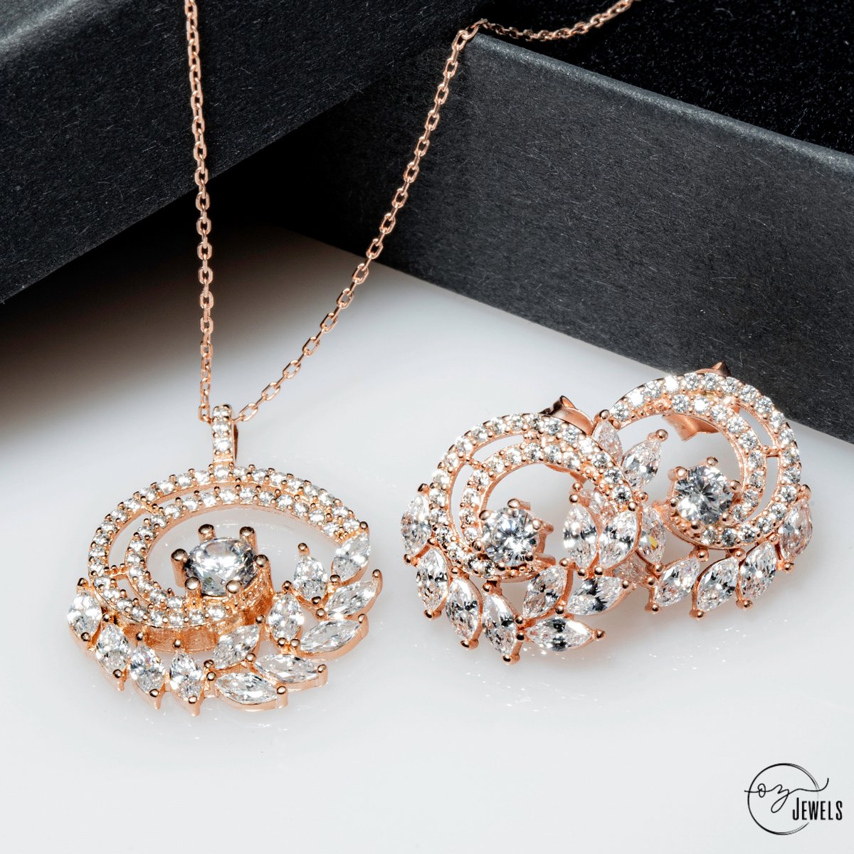 OZ Jewels Roségoud Gekleurde Zilveren Ketting- en Oorbellen set met Markiezinkrans Design - Accessoires - Liefdessieraden - Liefdesketting - Love Ketting - Love Oorbellen- Valentijnsdag - Cadeau - Moederdag - In mooie geschenkverpakking