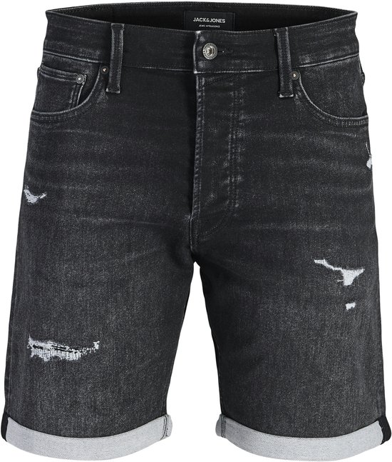 Voorkant van een verweerde zwarte denim short met omgeslagen zoom, met scheuren op de dijen. Jack & Jones logo bovenaan.