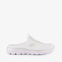 Witte instapper sneaker met zilveren accenten en textiel bovenwerk.