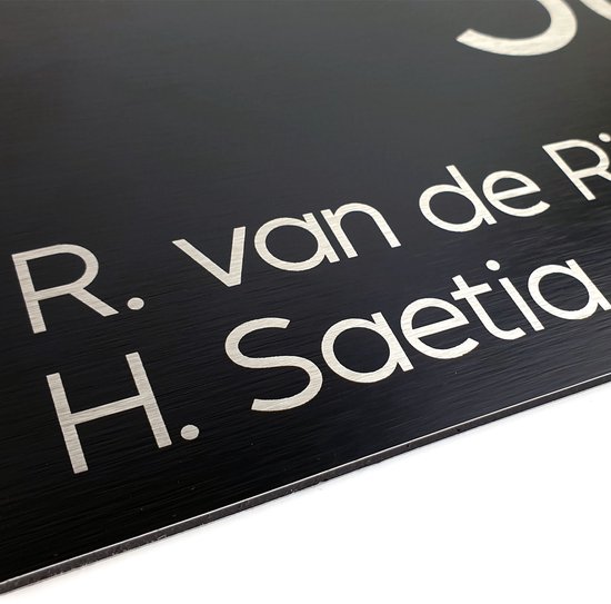 Plaque de porte d'entrée, Look acier inoxydable noir, gravée - 20 x 15 cm - Personnalisable - Aspect Luxe - Avec ou sans numéro de maison - Résistante aux intempéries