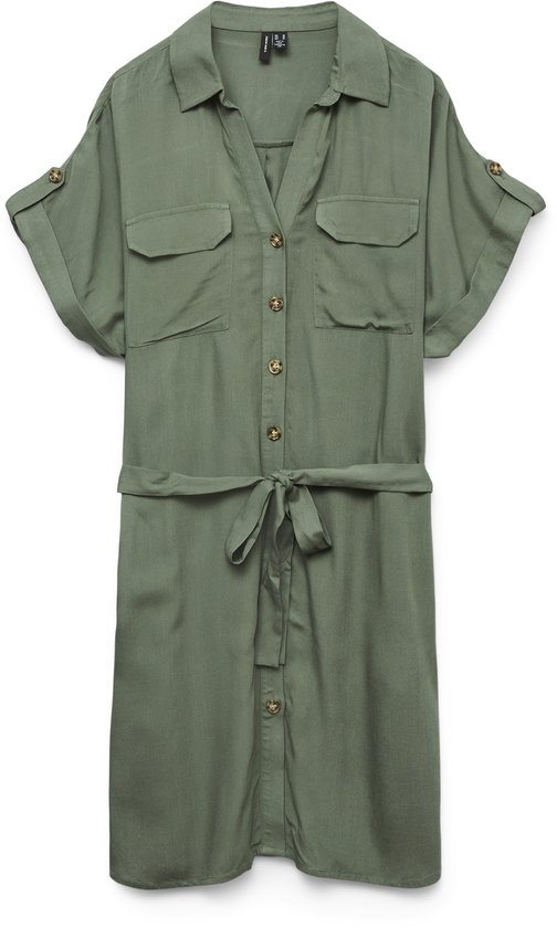 Robe verte à manches courtes, boutons, deux poches poitrine et ceinture, posée.