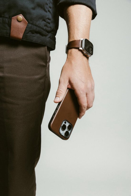 Coque Nomad adaptée à Apple iPhone 16 Plus | Étui en cuir moderne | Compatible avec MagSafe et le chargement sans fil | Couverture arrière en Cuir véritable | Marron