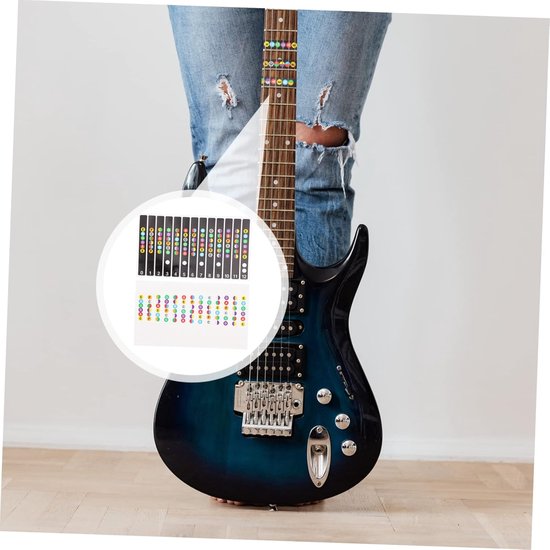 Elektrische gitaar met gekleurde fretboard stickers op de hals. Boven de gitaar een cirkel met stickervellen.