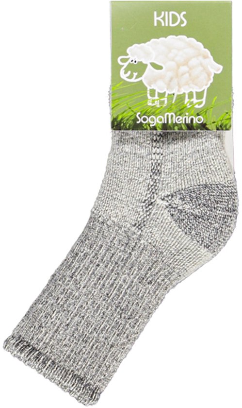 Grijze wollen kindersok met SagaMerino-label en een afbeelding van een schaap.