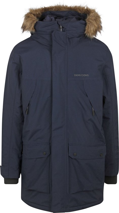 Vooraanzicht van een donkerblauwe parka met capuchon en bruine nepbontrand. Het Didriksons logo is zichtbaar.