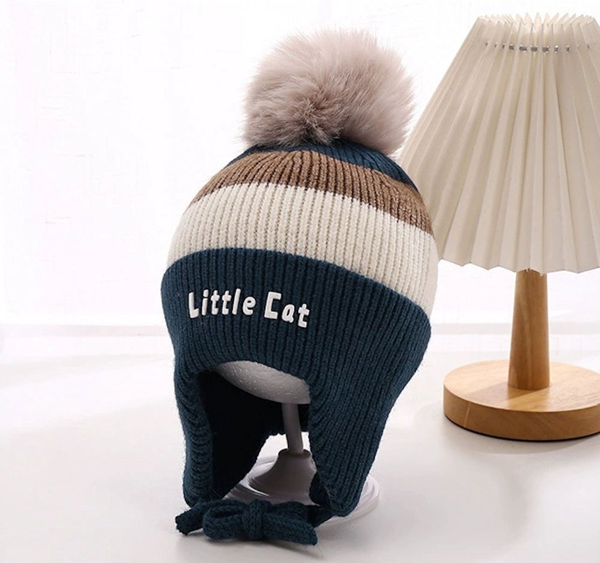 Decopatent LITTLE CAT - Muts Kind - Kinder muts met pompon - 6 Maanden t/m 6 jaar - Maat 48/52 - Kindermutsen Jongens & Meisjes - Gebreide Muts met Binnenvoering - Muts Baby / Peuter / Kleuter - Wintermuts - Kleur: Blauw met gekleurde Strepen