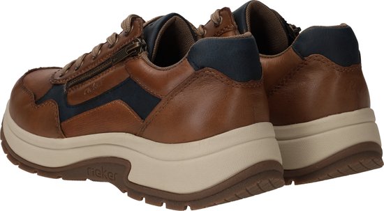 Achterkant van een paar bruine sneakers met rits en veters.