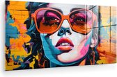 MuchoWow® Glasschilderij 120x60 cm - Schilderij acrylglas - Vrouw - Bril - Kleuren - Graffiti - Foto op glas - Muurdecoratie woonkamer - Wanddecoratie slaapkamer - Schilderijen