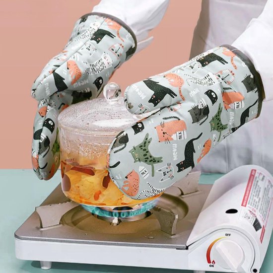 Grijze ovenwanten met een patroon van speelse katten in diverse kleuren zoals oranje, zwart en groen, die melk drinken en "meow" zeggen.