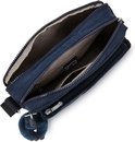 Bovenaanzicht van een geopende donkerblauwe Kipling schoudertas met een blauwe pompon-sleutelhanger.
