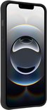 Coque noire autour d'un iPhone avec un fond d'écran moderne.