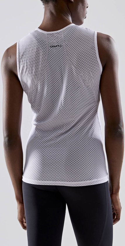 Achterkant van witte mouwloze tanktop met mesh-structuur.