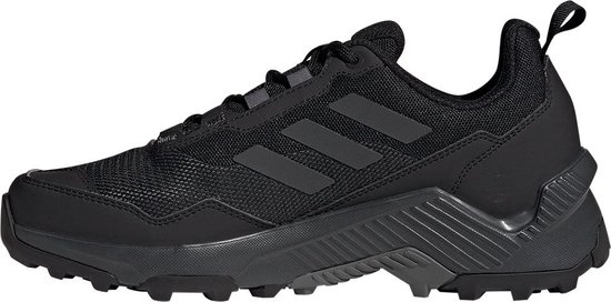 Zwarte lage wandelschoen met donkergrijze accenten en drie Adidas-strepen.