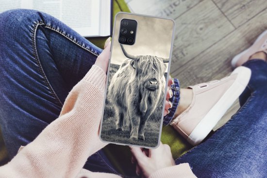 Telefoonhoesje Geschikt voor Samsung Galaxy A51 5G hoesje - Schotse hooglander - Dieren - Wolken - Koe - Natuur - Siliconen Telefoonhoesje Telefoonhoesje