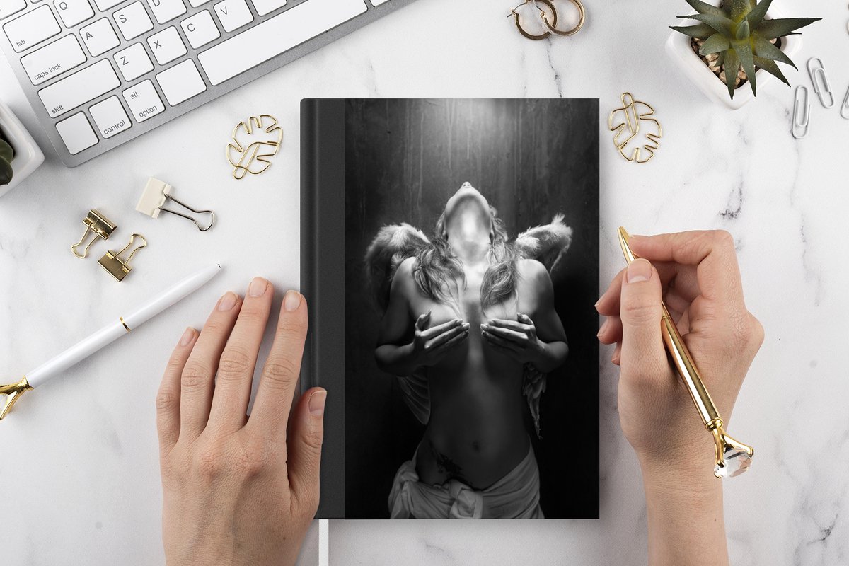 Notitieboek - Schrijfboek - Vrouw - Engel - Veren - Portret - Zwart wit - Notitieboekje klein - A5 formaat - Schrijfblok