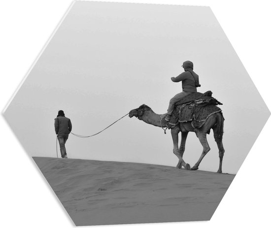 PVC Schuimplaat Hexagon - Man op Kameel door de Woestijn (Zwart- wit) - 60x52.2 cm Foto op Hexagon (Met Ophangsysteem)