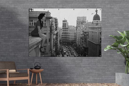 Muurdecoratie Madrid - Architectuur - Spanje - Vrouw - 180x120 cm - Tuinposter - Tuindoek - Buitenposter