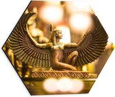 Dibond Hexagon - Gouden Egyptisch Isis Beeldje - 30x26.1 cm Foto op Hexagon (Met Ophangsysteem)