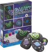 Grafix Galaxy Rock Painting - Set voor Happy Stones met 3 stenen, 5 kleuren verf, zilveren sterren en stickervel - Creatief speelgoed voor kinderen vanaf 5 jaar - Inclusief kwast