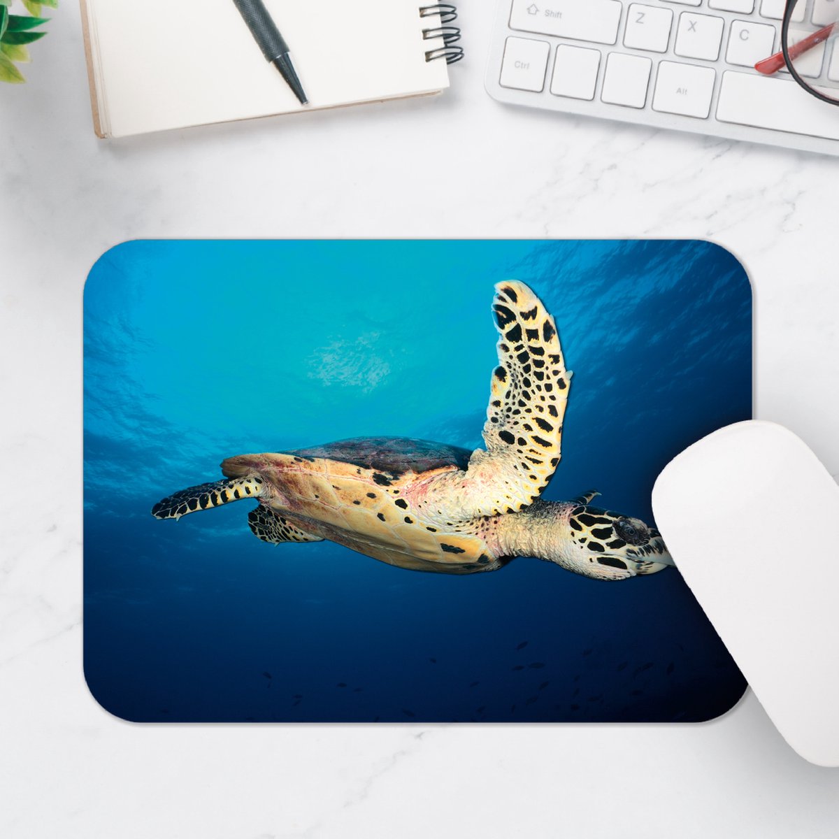 Muismat - Zeeschildpad tegen Wateroppervlak - 25x18 cm - 2 mm Dik - Muismat van Vinyl