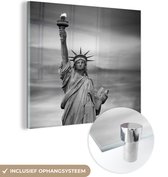 MuchoWow® Glasschilderij 90x90 cm - Schilderij acrylglas - New York - Vrijheidsbeeld - Zwart - Wit - Foto op glas - Schilderijen