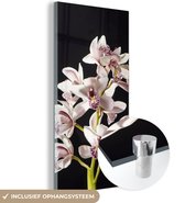 MuchoWow® Glasschilderij 60x120 cm - Schilderij acrylglas - Een witte orchidee tegen een zwarte achtergrond - Foto op glas - Schilderijen