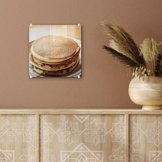 ® Glasschilderij 20x20 cm - Schilderij acrylglas - Opgestapelde pannenkoeken op een bord - Foto op glas - Muurdecoratie woonkamer - Wanddecoratie slaapkamer - Schilderijen