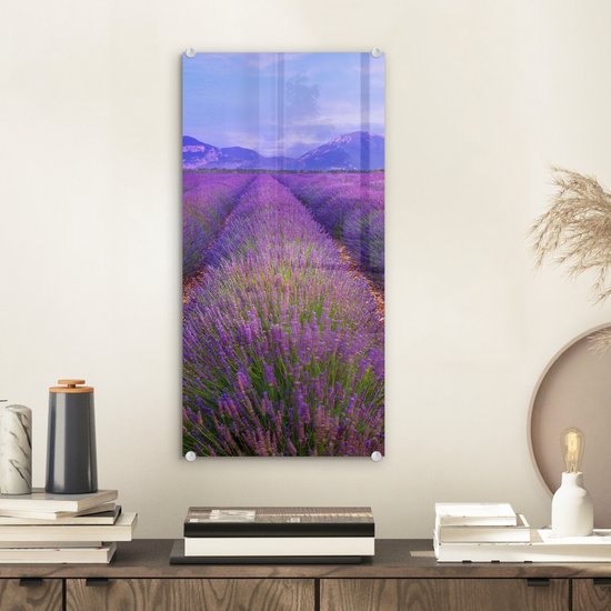 ® Glasschilderij 20x40 cm - Schilderij acrylglas - Rijen van lavendel voor bergen - Foto op glas - Muurdecoratie woonkamer - Wanddecoratie slaapkamer - Schilderijen