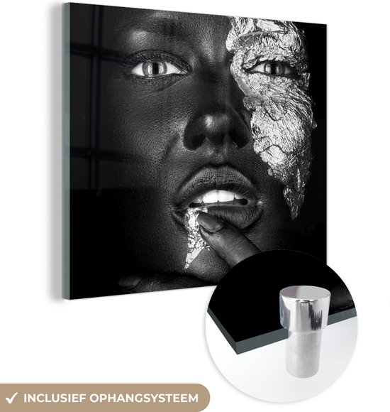 MuchoWow® Glasschilderij 50x50 cm - Schilderij acrylglas - Donkere vrouw met gouden gezicht - zwart wit - Foto op glas - Schilderijen