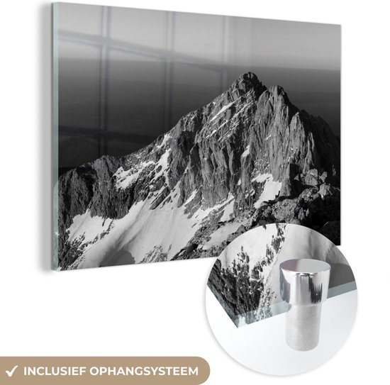MuchoWow® Glasschilderij - Een berg in het Nationaal Park Gran Sasso e Monti della Laga in Italië - zwart wit - 30x20 cm - Acrylglas Schilderijen - Foto op Glas