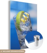 MuchoWow® Glasschilderij 90x120 cm - Schilderij acrylglas - Gin tonic met een blauwe lucht - Foto op glas - Schilderijen
