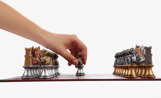 Thumbnail van een extra afbeelding van het spel Luxe Schaakset met Lederen Reliëf Schaakbord - Thema Middeleeuwen - Gebaseerd op Speelkaarten - 32 Stukken Gemaakt van Hoogwaardige Kwaliteit Resin - Draagbaar - Geschikt voor Reizen - Zeldzaam