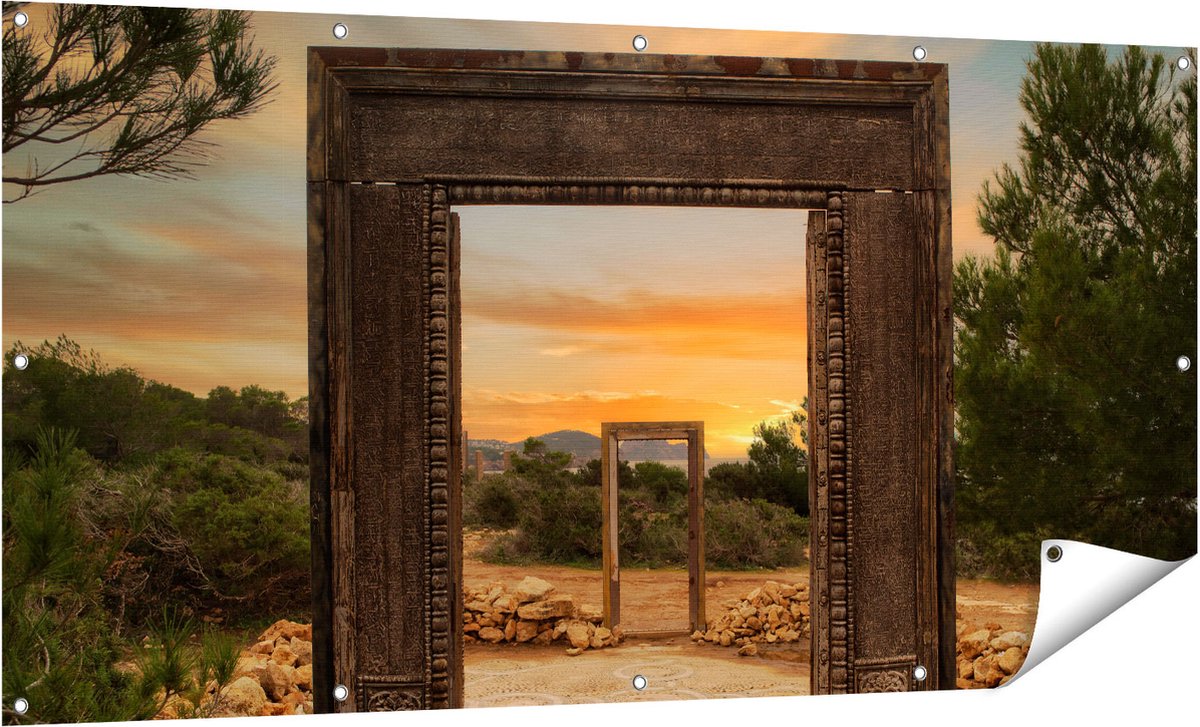 Gards Tuinposter Cale Llentia Deur Opening in Ibiza - 160x80 cm - Tuindoek - Tuindecoratie - Wanddecoratie buiten - Tuinschilderij Multikleur