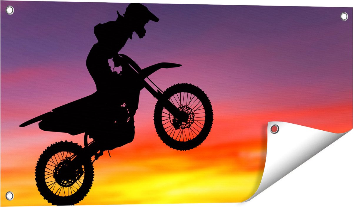 Gards Tuinposter Silhouet van een Motorcross in de Lucht - 80x40 cm - Tuindoek - Tuindecoratie - Wanddecoratie buiten - Tuinschilderij Multikleur