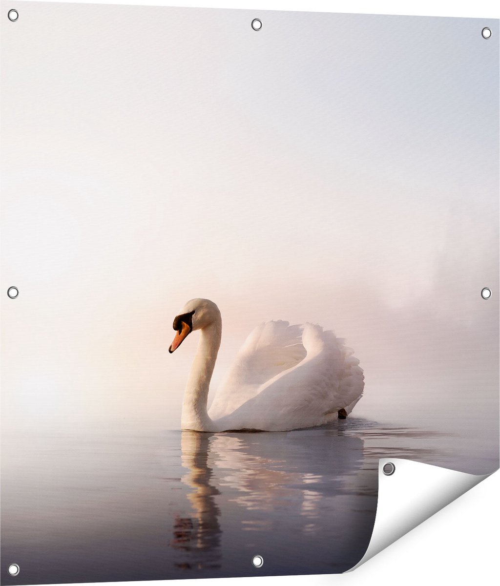 Gards Tuinposter Zwaan in het Water tijdens de Mist - 80x80 cm - Tuindoek - Tuindecoratie - Wanddecoratie buiten - Tuinschilderij Multikleur