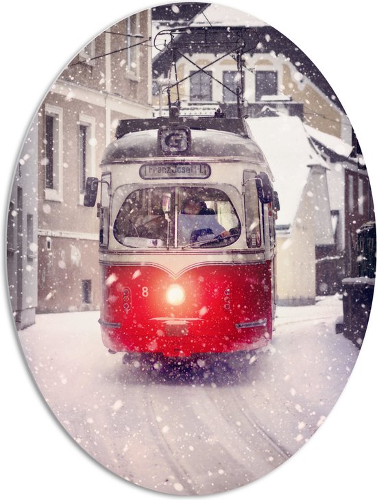 PVC Schuimplaat Ovaal - Rood met Wit Gekleurde Tram Rijdend door Besneeuwde Stad - 72x96 cm Foto op Ovaal (Met Ophangsysteem)