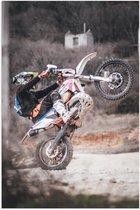 Poster Glanzend – Man Stuntend op Motor op Motorcross Parcour - 40x60 cm Foto op Posterpapier met Glanzende Afwerking