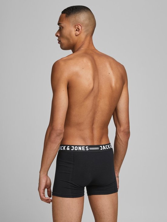 Zwarte boxer met witte 'JACK & JONES' band, zichtbaar van achteren.