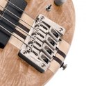 Close-up van de brug van een basgitaar met esdoornhouten body.