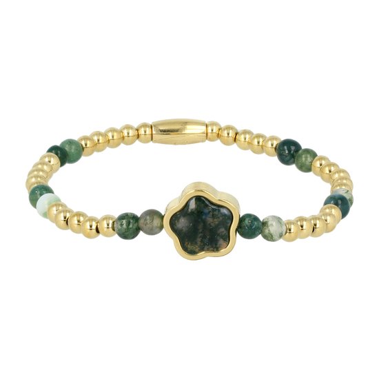 Gouden armband met groene mosagaat kralen en een klavervormige mosagaat bedel in het midden.