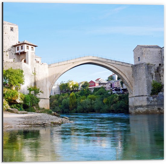 WallClassics - Dibond - Stari Most Brug in Bosnië op Zonnige Dag - 50x50 cm Foto op Aluminium (Wanddecoratie van metaal)