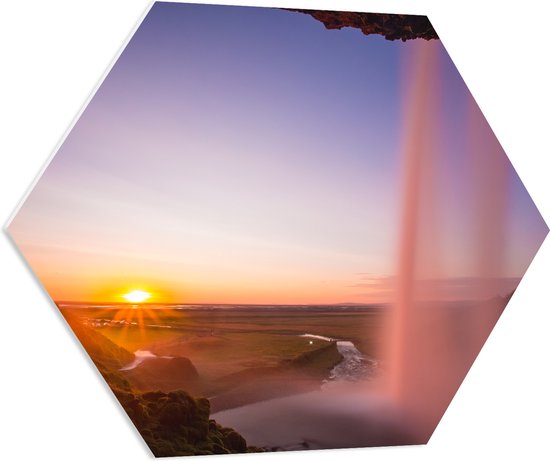 PVC Schuimplaat Hexagon - Achter een Waterval in het Natuur Landschap van IJsland - 70x60.9 cm Foto op Hexagon (Met Ophangsysteem)