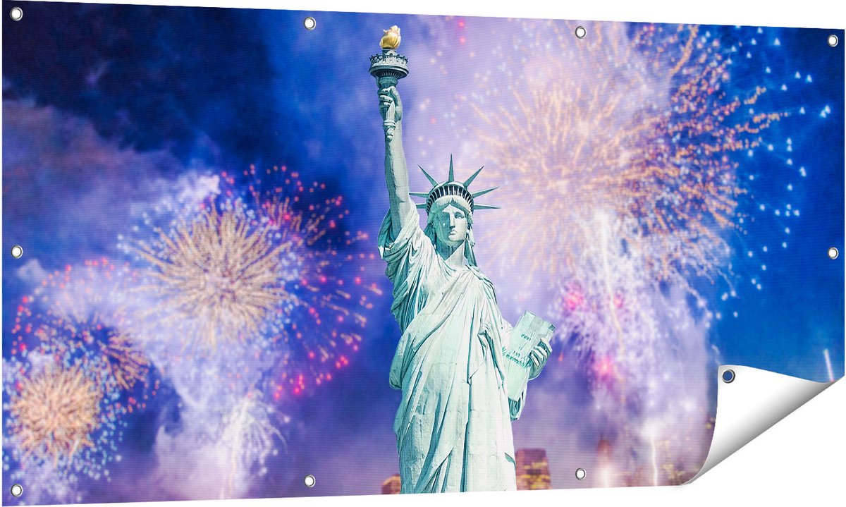 Gards Tuinposter Vrijheidsbeeld in New York met Vuurwerk - 140x70 cm - Tuindoek - Tuindecoratie - Wanddecoratie buiten - Tuinschilderij Multikleur